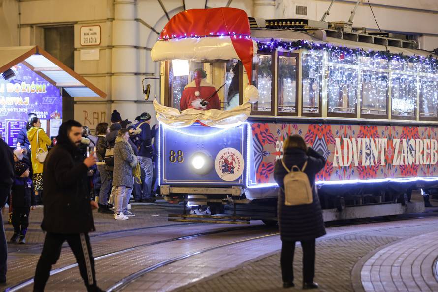 Zagreb: Veseli božićni tramvaj vozi centrom grada