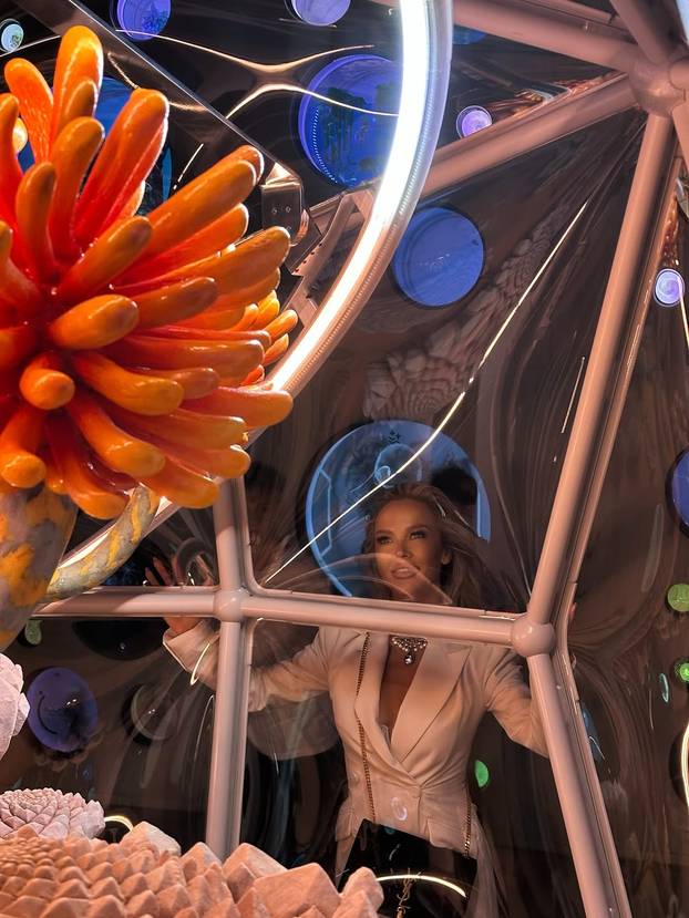 Kratka haljinica i Šimin zagrljaj: Maja je objavila nove fotke iz Dubaija, pogledajte gdje su bili