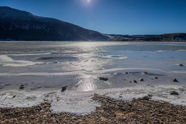 Park prirode Blidinje i zaleđeno jezero tijekom sunčanog zimskog dana