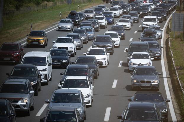 Zagreb: Pojačan promet u smjeru prema moru ispred NP Lučko