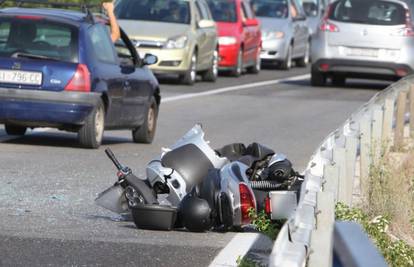 Poginuo motociklist: Vozač  Škode oduzeo mu je prednost