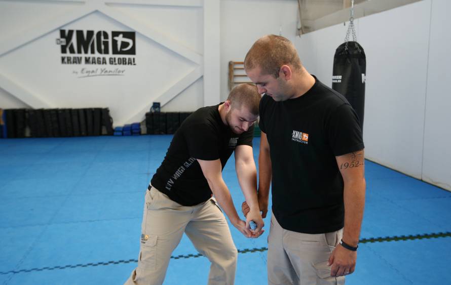 Naučite se spasiti od napada palicom, nožem i pištoljem!