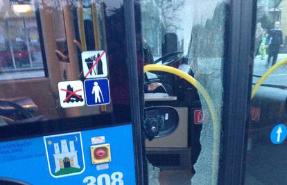 Vozač nije htio otvoriti prednja vrata na busu, putnik ga napao