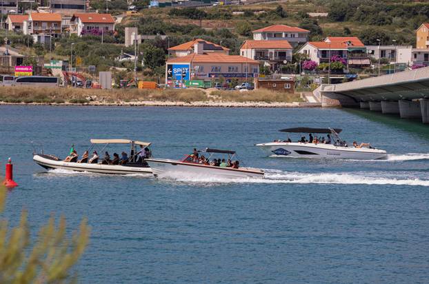Trogir: Turistički gliseri i taxi brodovi 