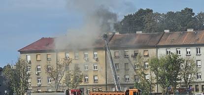 FOTO Drama u Zagrebu: Gorjela zgrada, ozlijeđen je vatrogasac! Crepovi padali po automobilima