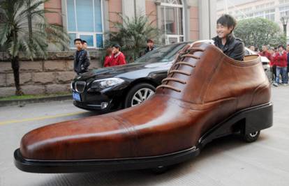 Kinezi divovsku kožnu cipelu pretvorili u električni automobil
