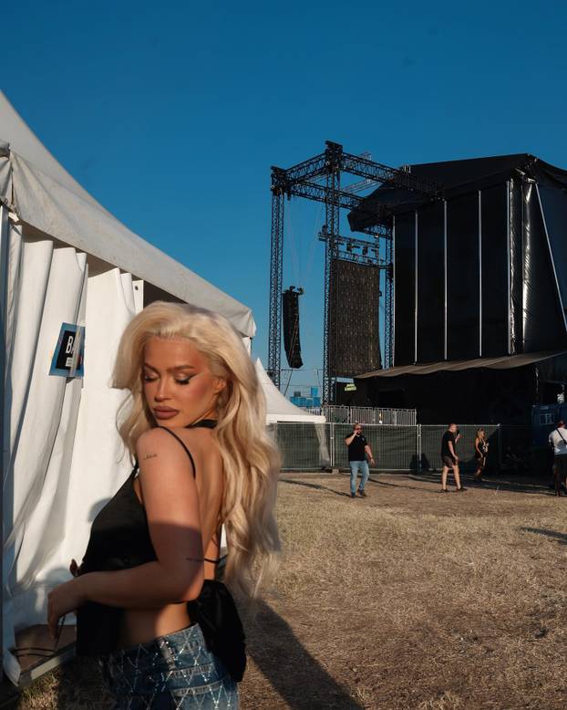 FOTO Atraktivna pjevačica preko noći nestala sa scene. Srpski nogometaš dao joj je ultimatum