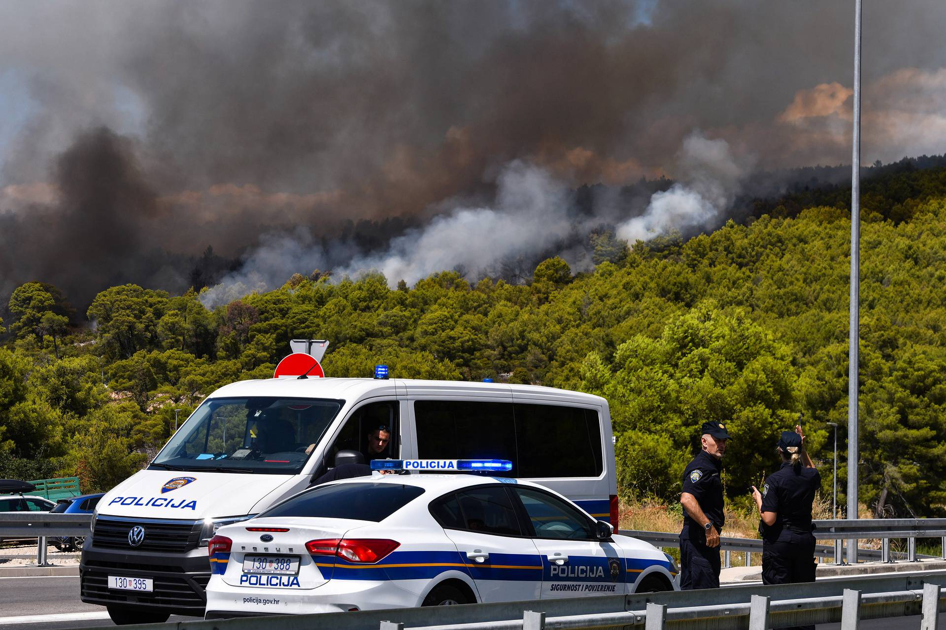 Šibenik: Gori borova šuma u blizini bolnice i obiteljskih kuća