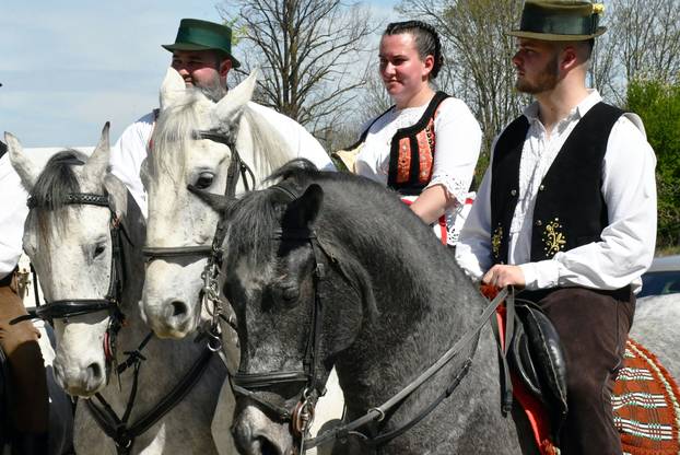 U Velikoj Kopanici održana manifestacija Uskrsno jahanje 