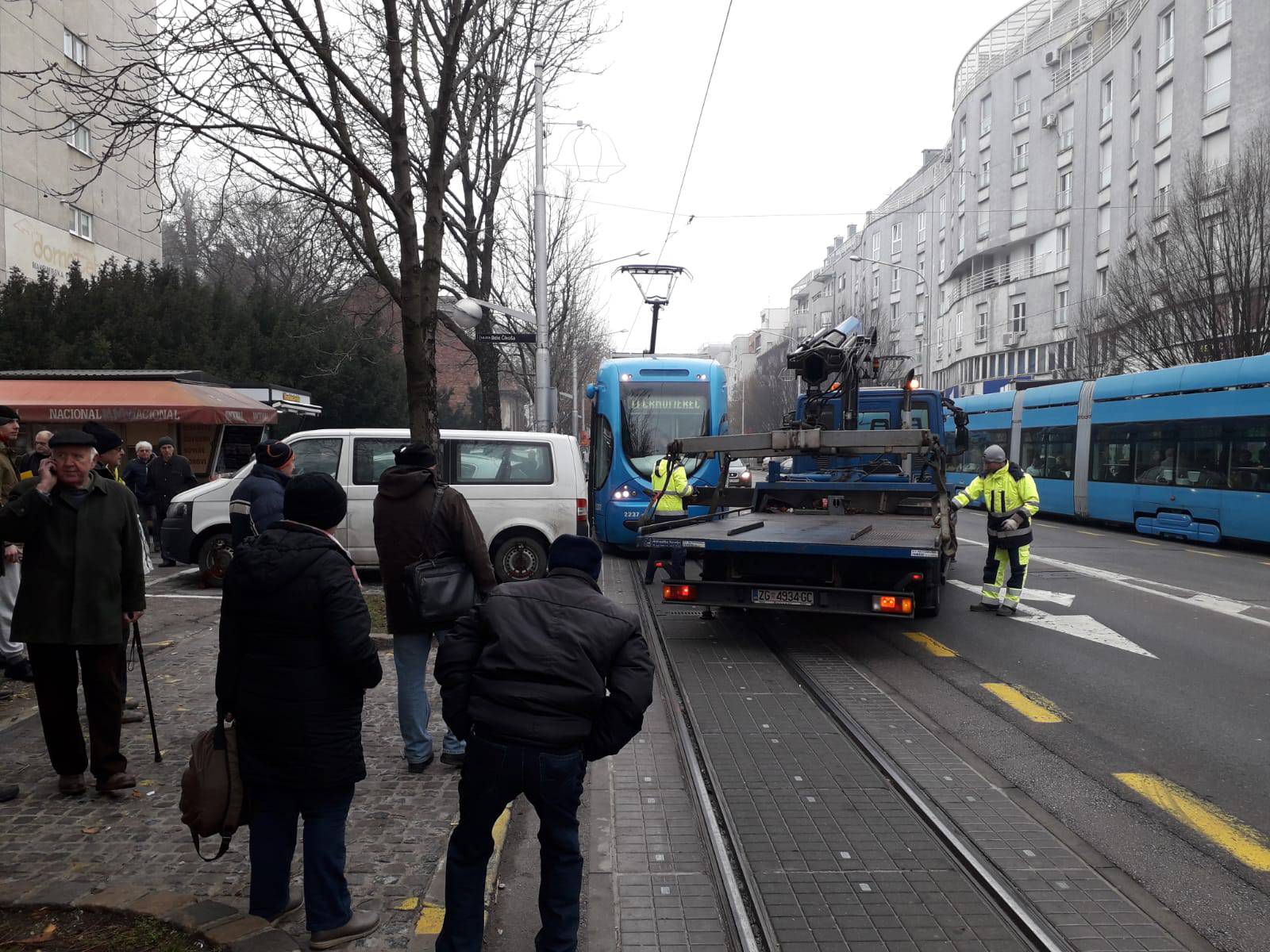 Bezobrazni vozač parkirao kod pruge, tramvaji ostali blokirani