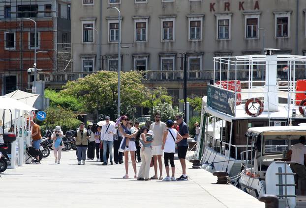 Šibenik: Po najve?oj temperaturi turisti razgledavaju ljepote grada