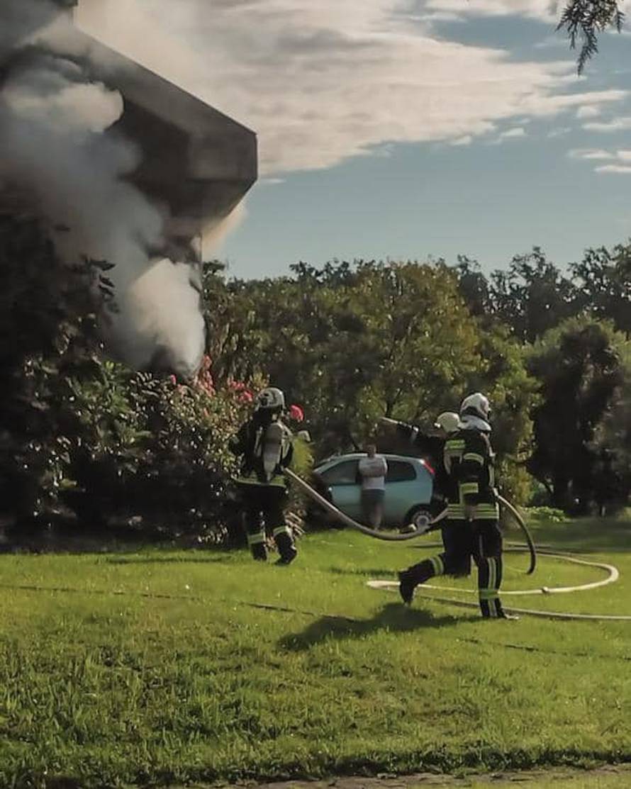 FOTO U Jastrebarskom izgorjela obiteljska kuća: Zapalio se laptop, nastala ogromna šteta