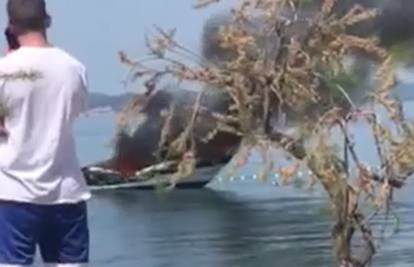 Drama u Bibinjama: Zapalio se gliser, vlasnik je skočio u more