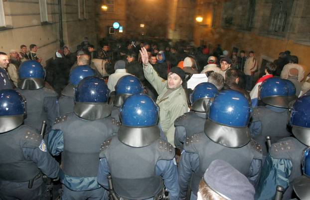 ARHIVA - Zagreb: Prosvjedi diljem zemlje zbog uhićenja Gotovine, razbijen i prozor na zgradi Vlade