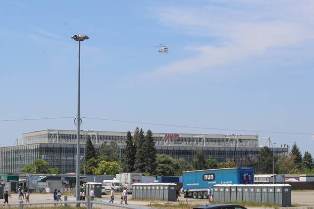 Zagreb: Policijski helikopter i policija na krovu zgrada u blizini Hipodroma
