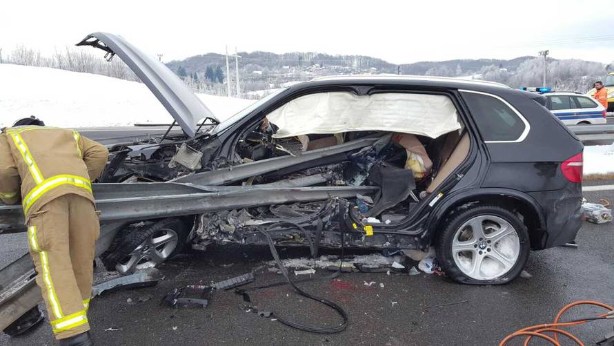 Užas: Ograda je probila auto, našli dio noge i stopalo vozača
