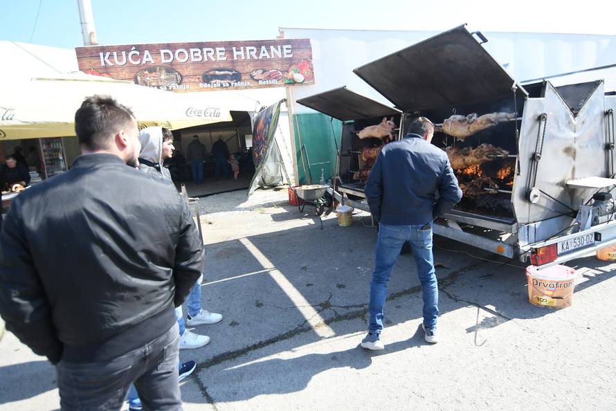 Gudovac: Od gastro ponude, najtraženiji su odojak i janjetina s ražnja