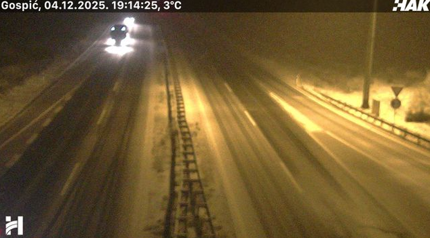 FOTO Snježni kaos kod Gospića: Autocestu zameo snijeg. HAK  se oglasio upozorenjem za vozače