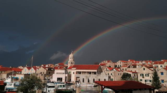 FOTO Pogledajte spektakularnu dugu koja 'isijava' iz zvonika