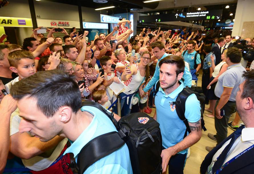 Tisuće ljudi dočekale 'vatrene'! Navijači skandirali Anti Čačiću