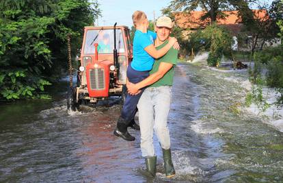 Evakuacija obitelji i stoke u Drnju, puknuo nasip u Žažini 