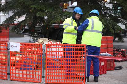 FOTO Pripreme za zagrebački Advent u punom jeku: Bor od 16 metara dobio je kuglice i ukrase