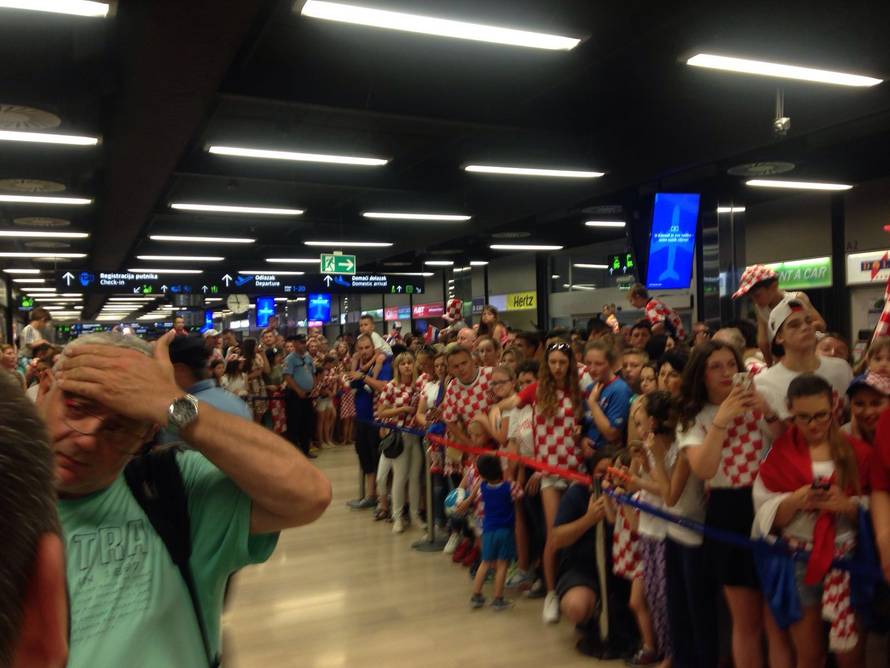 Tisuće ljudi dočekale 'vatrene'! Navijači skandirali Anti Čačiću