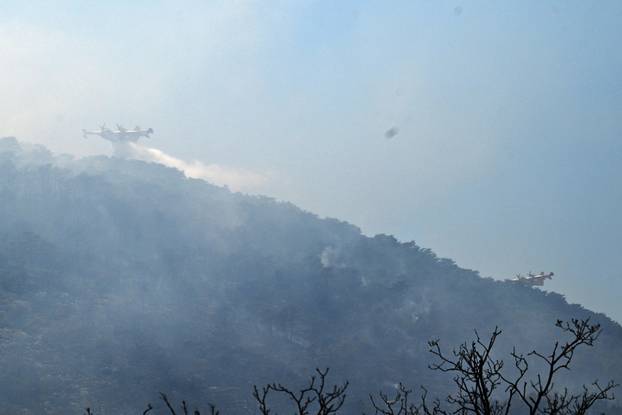 FOTO Kanaderi cijeli dan u akciji: Pogledajte kako gase požare diljem Dalmacije