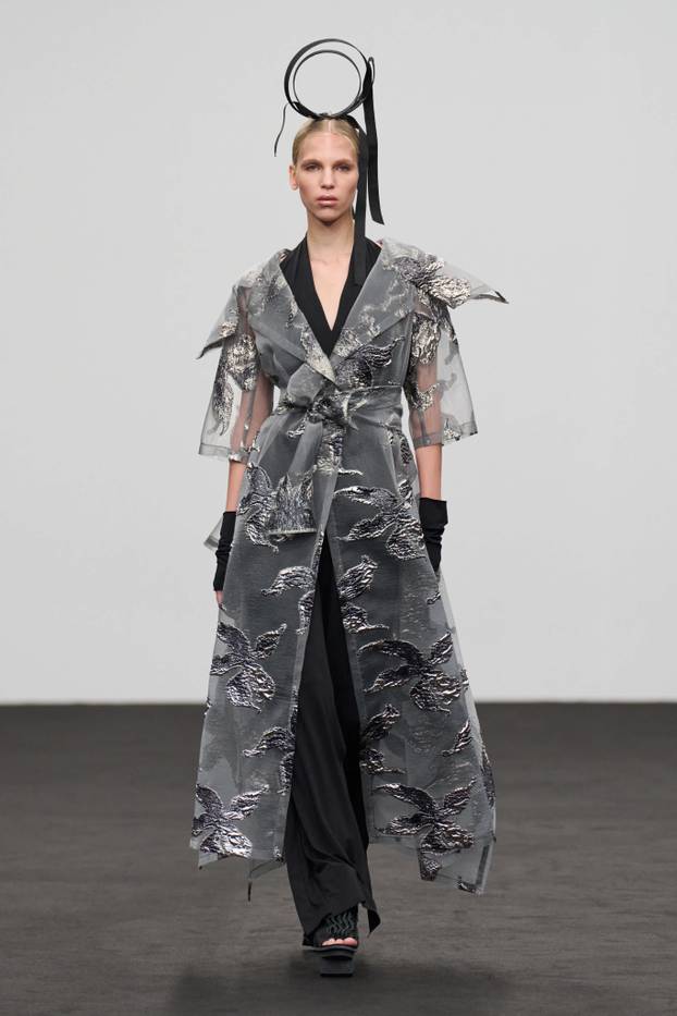 Divne kreacije: Pogledajte reviju Ksenije Vrbanić u Dubaiju