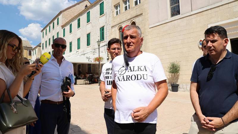 FOTO Uzvanici stižu na Sinjsku alku: Bulj s porukom na majici