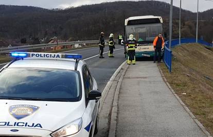 Pozlilo vozaču školskog busa: Zabili se u ogradu, u bolnici je