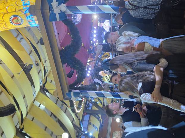 FOTO 24sata na Oktoberfestu:  Evo koliko košta krigla pive!