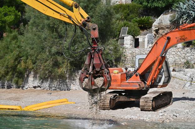 Nastavlja se rušenje bespravno izgrađenih objekata u uvali Vruja