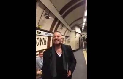 Fantastično: Potpune strance potaknuo da pjevaju na postaji 