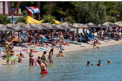 FOTO Pogledajte velike gužve na plažama u Splitu, Zadru...