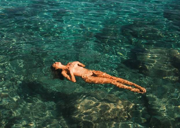 FOTO Gotovo potpuno gola u moru! Alessandra Ambrosio zaplivala samo u mini tangama