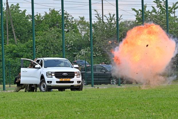 FOTO Pogledajte vježbe HV-a i policije u Okučanima: Borbe, eksplozija i skok padobranom!