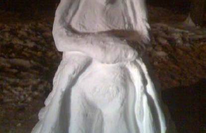 Snježni kip Isusa prava atrakcija u selu Adžamovci
