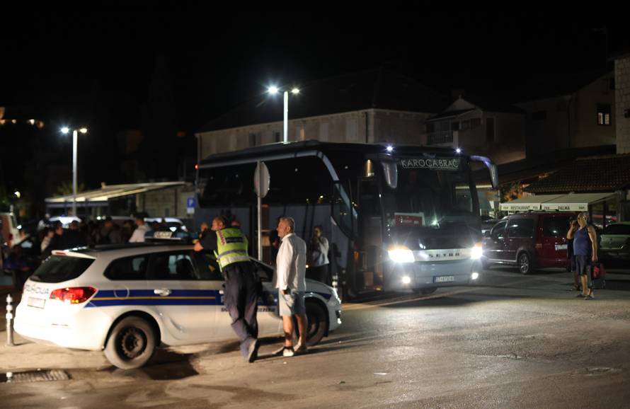 Milna: Zbog požara turisti proveli noć na rivi
