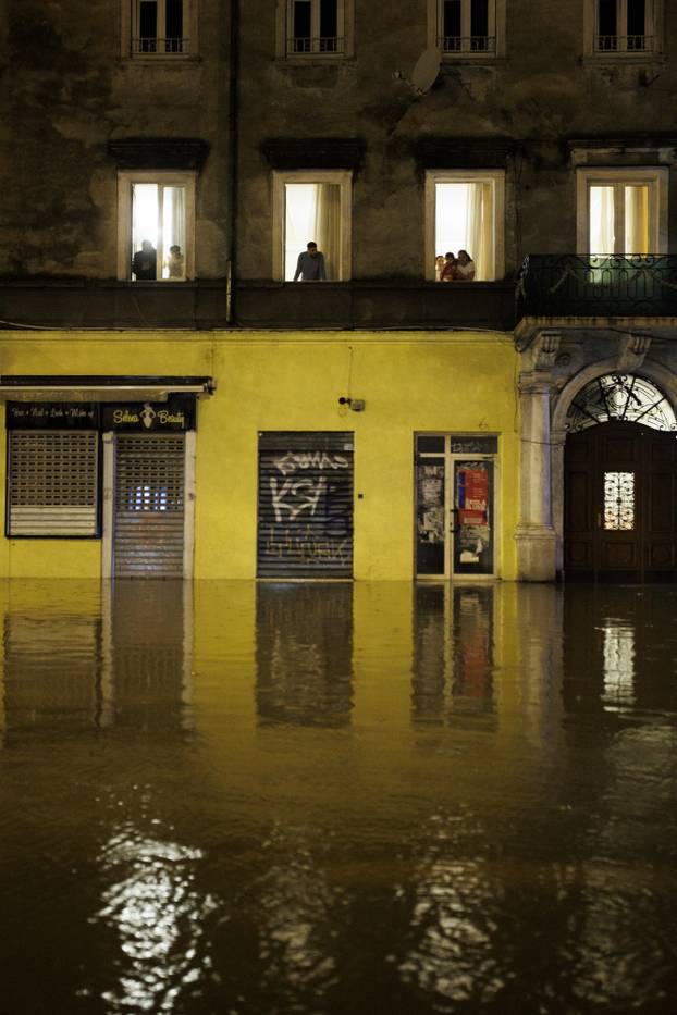 Riječka Fiumara nakon obilne kiše potpuno potopljena, automobili ostali zarobljeni u vodi