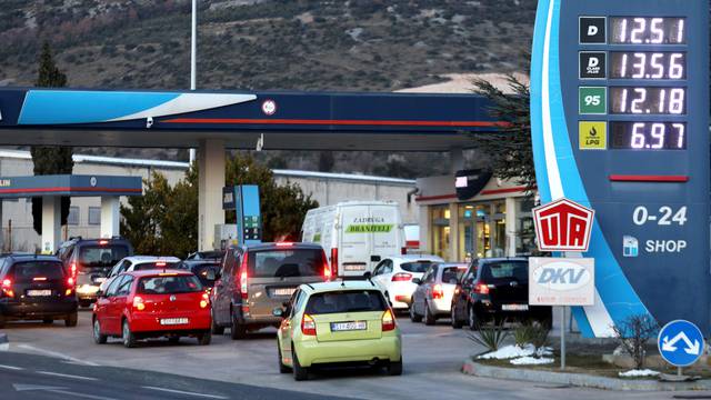Drugi tjedan, ista slika: Opet ogromne gužve na pumpama večer uoči poskupljenja goriva