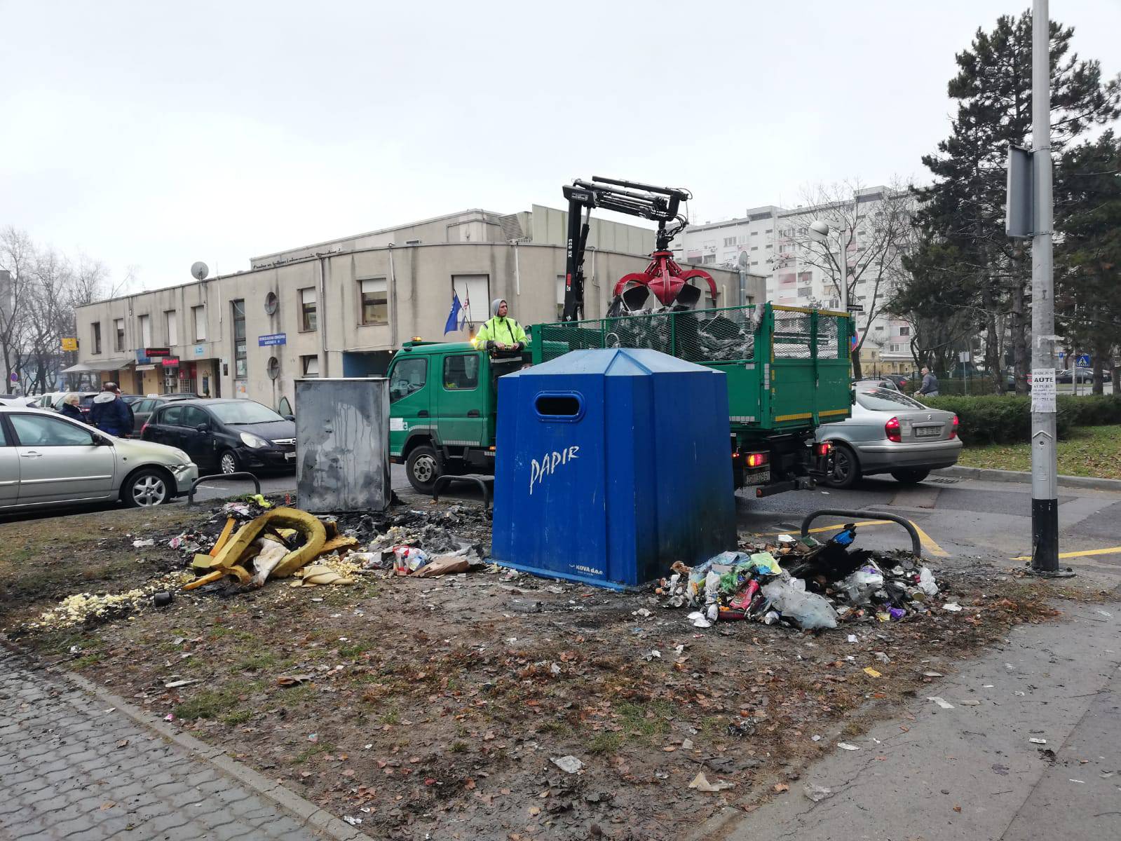 Palili kontejnere u Gajnicama, vatra oštetila četiri automobila