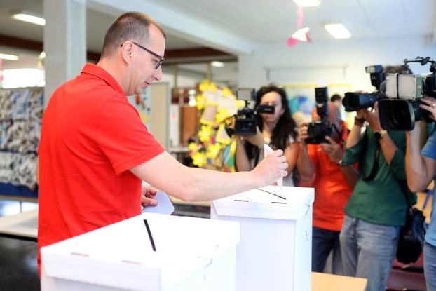 Rijeka: Kandidat za gradonačelnika Marko Filipović glasovao u drugom krugu lokalnih izbora