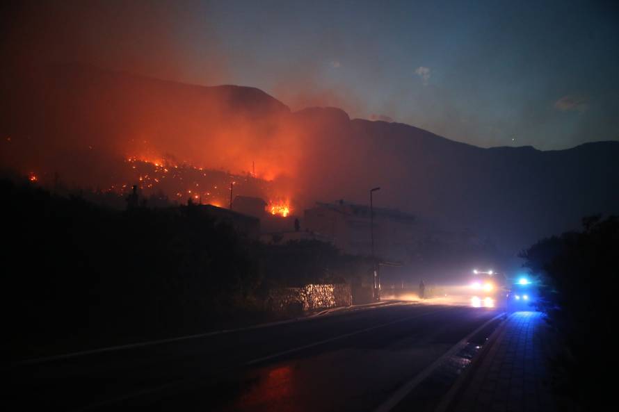 Kanader pomaže u gašenju, u Makarsku stiže i 150 vojnika