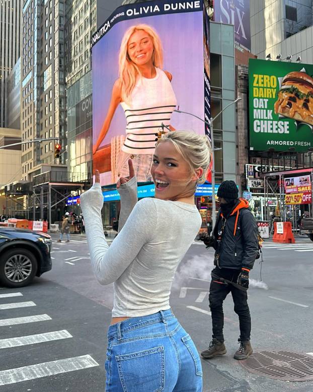 FOTO Američka gimnastičarka gola u kadi na centru igrališta! Što je pričala, manje je bitno...