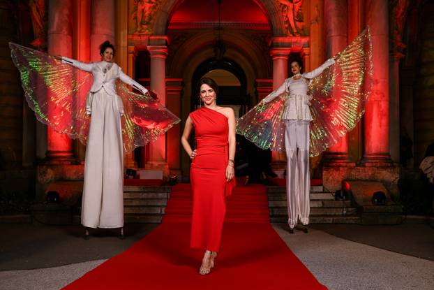 Zagreb: Dolazak uzvanika na dodjelu medijske nagrade "Večernjakova ruža" u Hrvatskom narodnom kazalištu