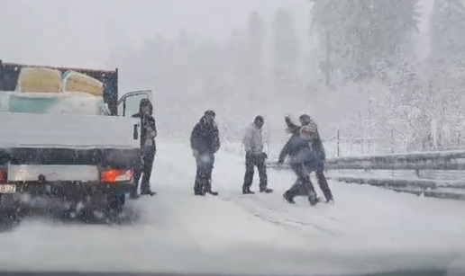 VIDEO Zabavan prizor na A6: 'Strani radnici čekali u koloni pa izašli na snijeg i grudali se'