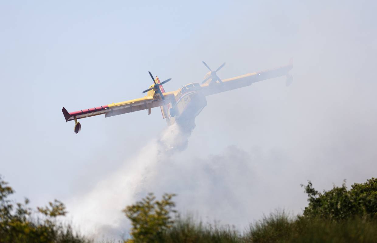 Gori u Dalmaciji: Kanaderi gase požar u Zadarskoj, helikopter u Splitsko-dalmatinskoj županiji