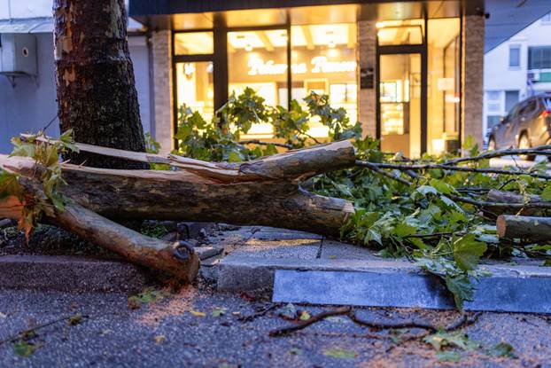Olujno nevrijeme poharalo Mostar 