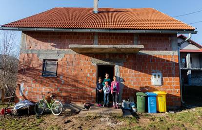 S troje djece živi  u nedovršenoj kući u Gračacu: 'Djeca nemaju ni krevet, a kuća nam prokišnjava'